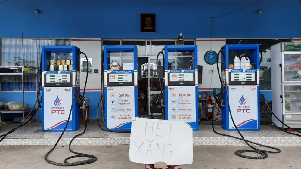 Một cây xăng ở Đồng Tháp treo bảng hết xăng. Ảnh: QUỐC BÌNH