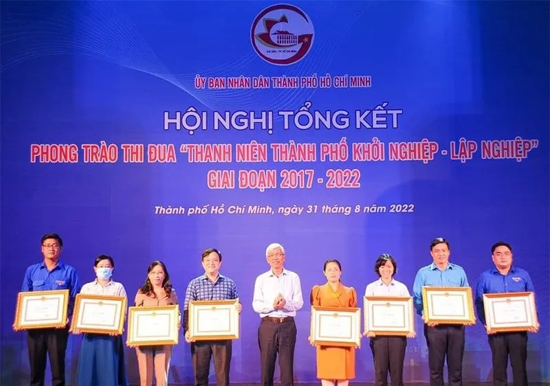 Phó Chủ tịch UBND TPHCM Võ Văn Hoan trao bằng khen cho các cá nhân, tập thể có thành tích trong phong trào khởi nghiệp - lập nghiệp. Ảnh: Tuoitrethudo