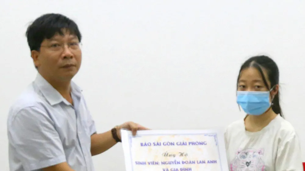 Phóng viên Báo SGGP trao 35 triệu đồng bạn đọc giúp sinh viên Nguyễn Đoàn Lan Anh