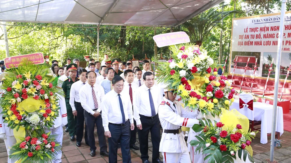 Các đại biểu tỉnh Quảng Nam dâng hoa tưởng niệm 150 năm ngày sinh của nhà yêu nước Phan Châu Trinh tại nhà lưu niệm Phan Châu Trinh. Ảnh: MINH HUY