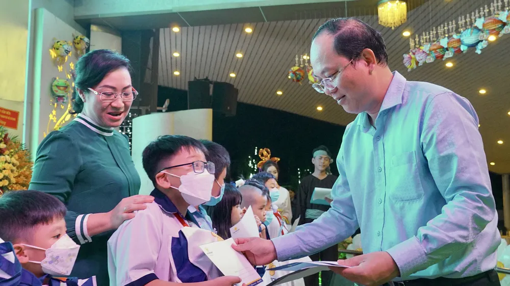 Phó Bí thư Thành ủy TPHCM Nguyễn Hồ Hải và Phó Chủ tịch UBND TPHCM Phan Thị Thắng tặng quà trẻ em mồ côi do dịch Covid-19 trong chương trình “Ngày hội Trung thu lần thứ 16”. Ảnh: HOÀNG HÙNG