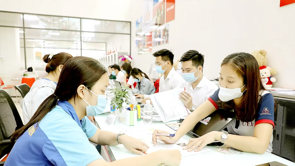 Thí sinh đăng ký xét tuyển học bạ THPT vào Trường ĐH Kinh tế Tài chính