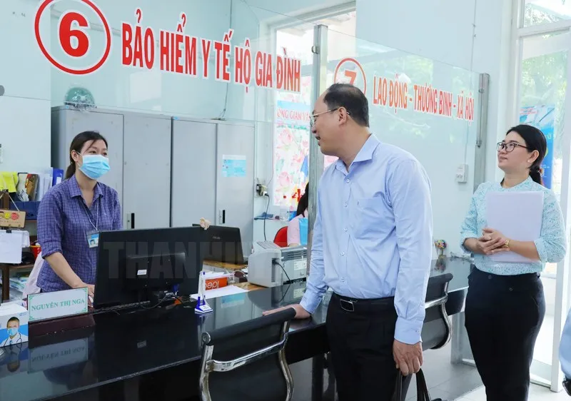 Các đồng chí thuộc Tổ Đại biểu HĐND Thành phố đơn vị số 12 khảo sát tại Bộ phận 1 cửa UBND Phường 7. Ảnh: hcmcpv