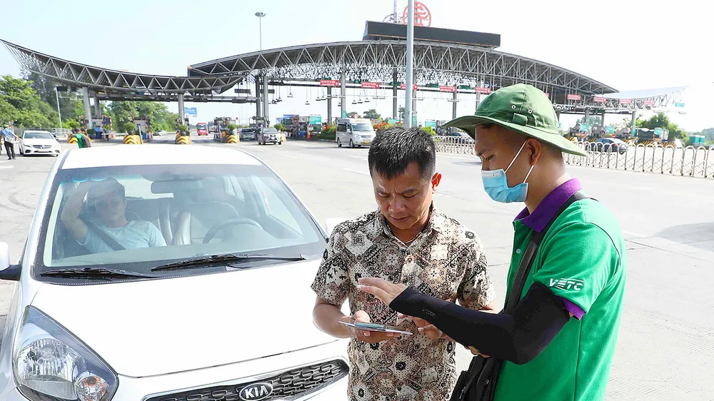 Hỗ trợ khách hàng mở tài khoản, dán thẻ ETC trên cao tốc Pháp Vân - Cầu Giẽ. Ảnh: VIẾT CHUNG