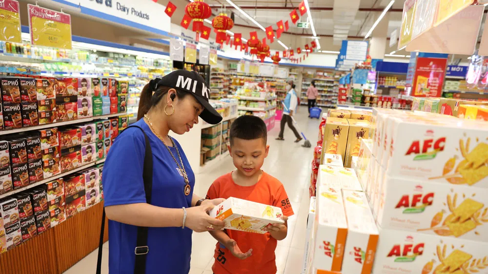 Khách chọn mua hàng hóa tại Siêu thị Co.opmart Bắc Giang. Ảnh: Báo Bắc Giang