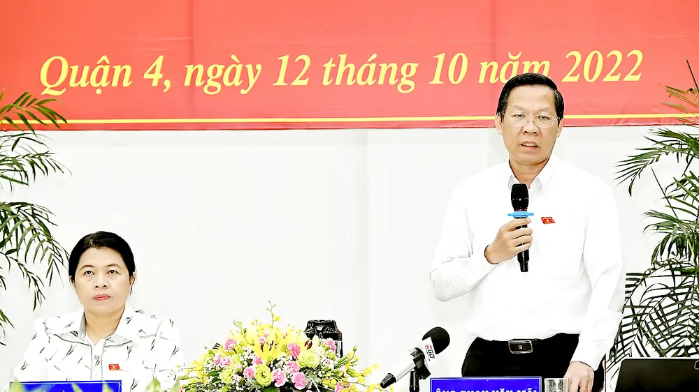 Chủ tịch UBND TPHCM Phan Văn Mãi phát biểu trong buổi tiếp xúc cử tri. Ảnh: VIỆT DŨNG