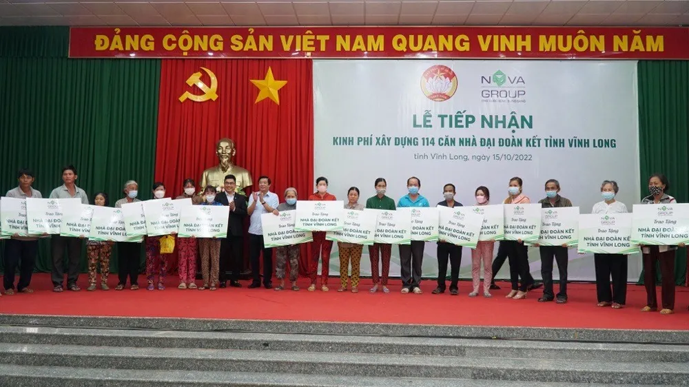 Ông Bùi Văn Nghiêm, Bí thư Tỉnh uỷ tỉnh Vĩnh Long và ông Bùi Xuân Huy, Chủ tịch HĐQT Novaland trao bảng tài trợ tượng trưng cho đại diện các hộ dân khó khăn