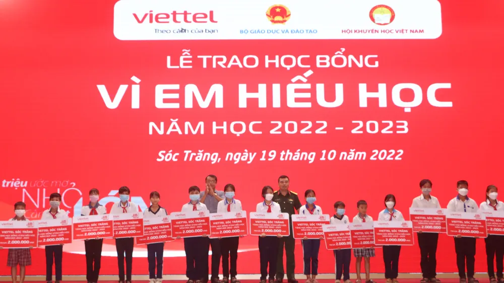 Trao học bổng cho học sinh nghèo vượt khó, học giỏi ở Sóc Trăng
