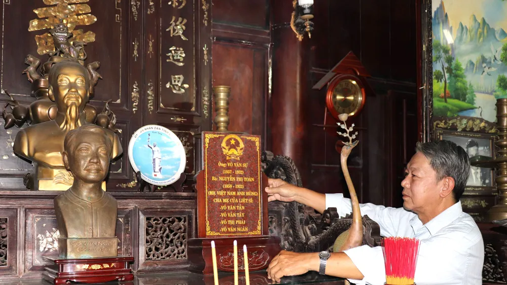 Ông Nguyễn Đô Lương (cháu ngoại đồng chí Võ Văn Ngân) chăm nom ngôi nhà thờ đồng chí Võ Văn Ngân