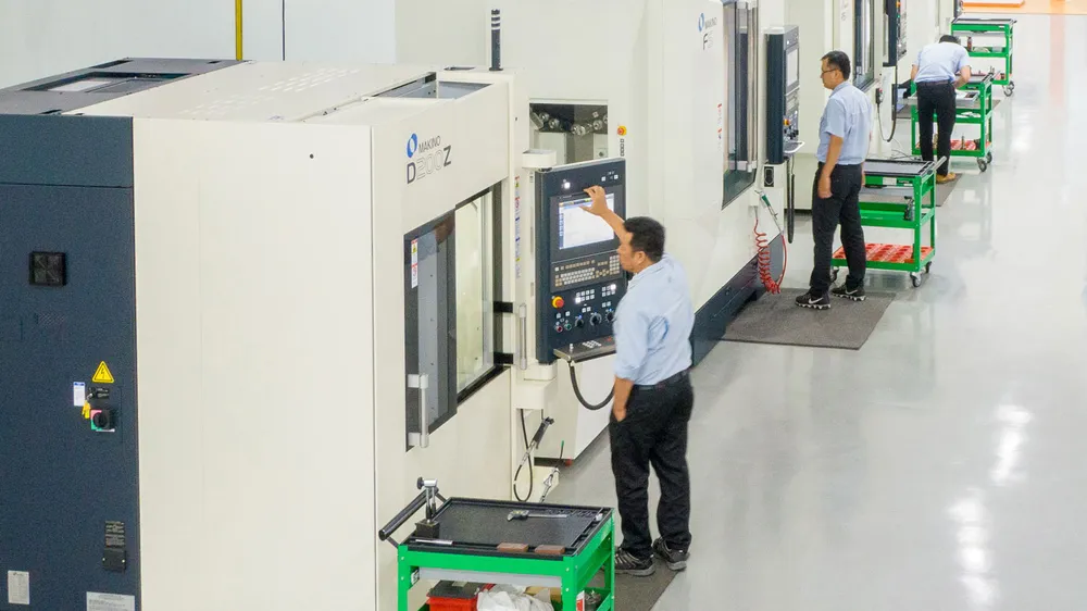 Công nhân Công ty Makino chế tạo chi tiết động cơ công nghiệp tại Khu Công nghệ cao TPHCM. Ảnh: HOÀNG HÙNG