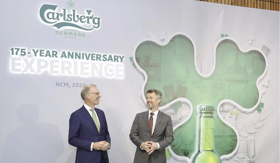 Chủ tịch Tập đoàn Carlsberg - ông Cees’t Hart (bên trái) đón tiếp Thái tử kế vị của Đan Mạch (bên phải) tại sự kiện kỷ niệm 175 năm thành lập