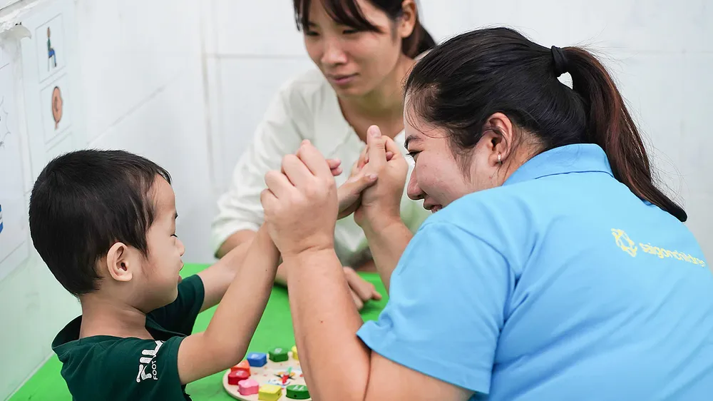 Trẻ tự kỷ (và phụ huynh) trong lớp can thiệp sớm miễn phí của Saigon Children’s Charity