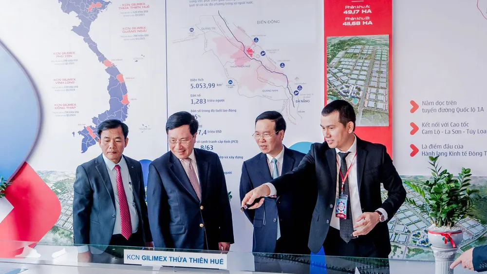 Thường trực Ban Bí thư Võ Văn Thưởng và Phó Thủ tướng Thường trực Phạm Bình Minh tham quan mô hình dự án