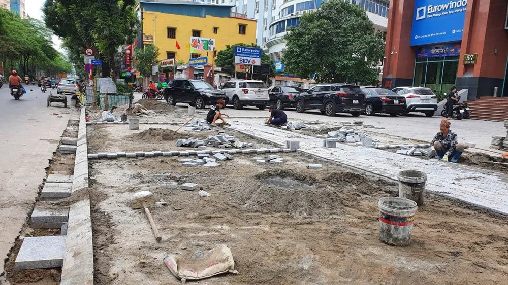 Vỉa hè nhiều tuyến phố còn tốt nhưng vẫn bị đào lên thay đá mới