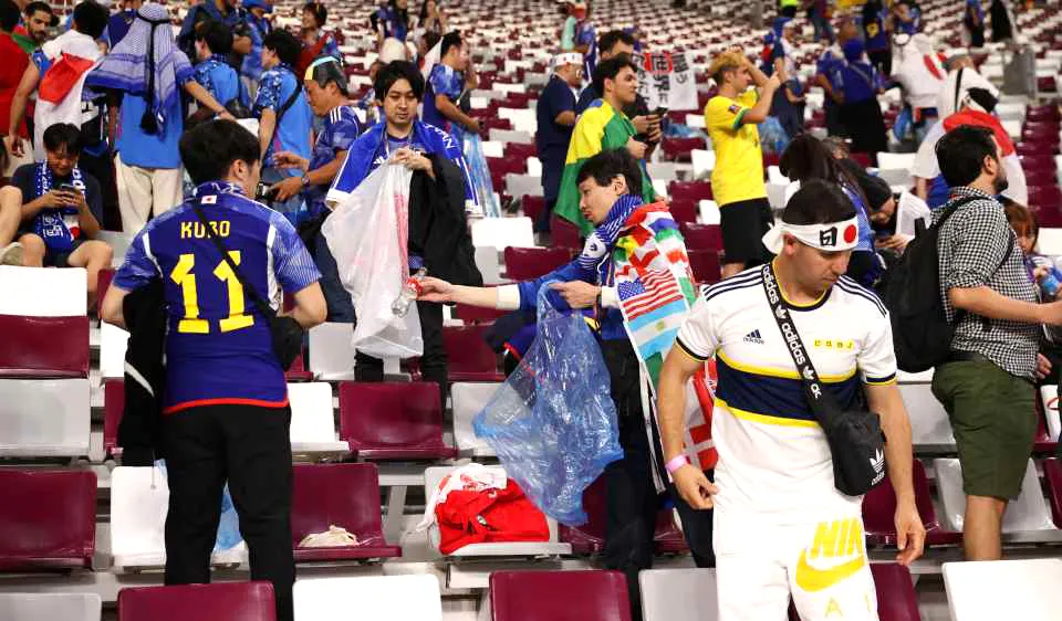 Người hâm mộ Nhật Bản nán lại trên khán đài sau mỗi trận đấu World Cup để dọn dẹp sạch rác
