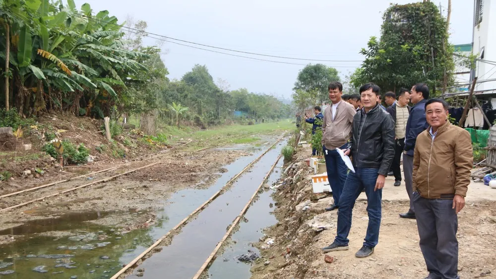 Kiểm tra tình trạng lấn chiếm hành lang tại khu vực ga Nghĩa Đàn. Ảnh: Tiến Đông/Báo Nghệ An