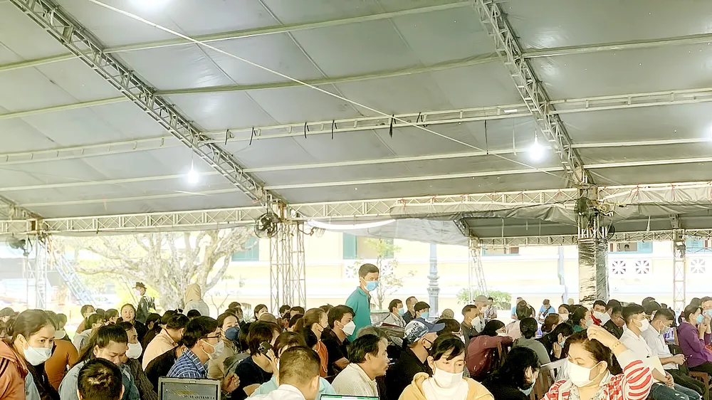 Rất nhiều người đến tòa nộp tài liệu và đề nghị được tham gia với tư cách bị hại trong vụ án