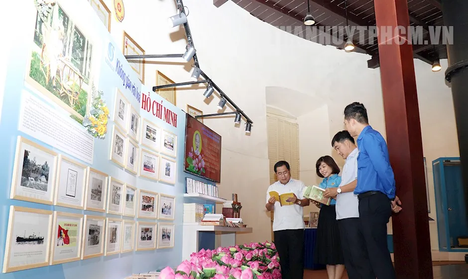 Các đại biểu tham quan triển lãm “Không gian văn hóa Hồ Chí Minh” tại Phòng truyền thống ngành cấp nước TPHCM. Ảnh: MT&ĐT