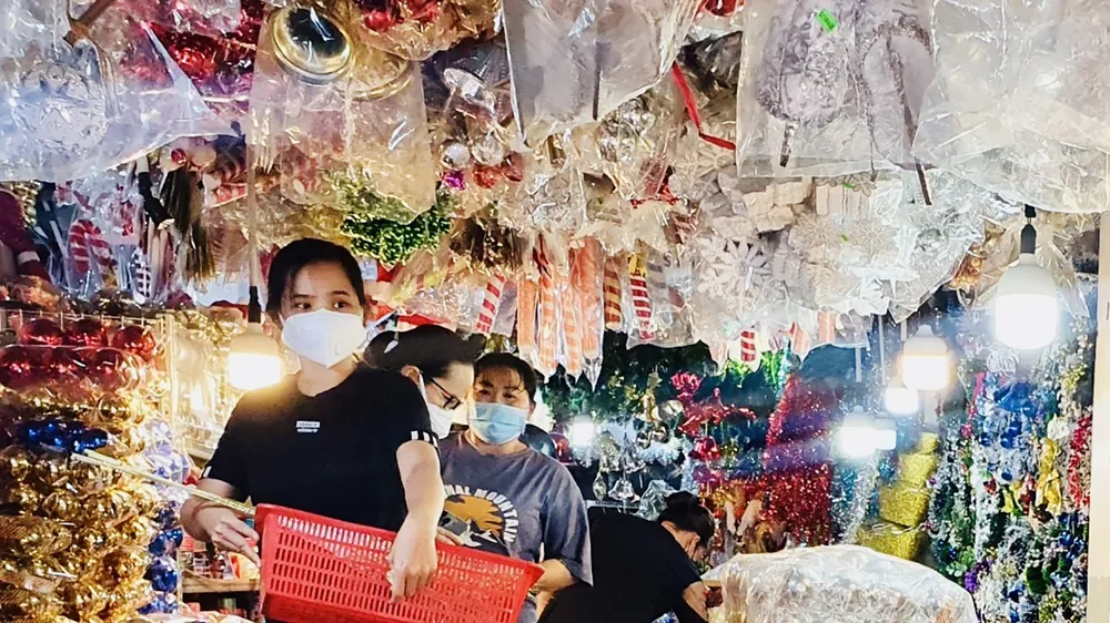 Khách chọn mua đồ trang trí Noel tại một cửa hàng ở quận 5, TPHCM