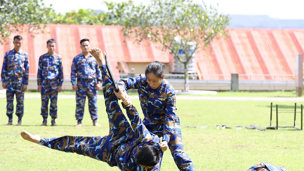  Đại úy Phạm Thị Hà luyện võ đối kháng cùng các chiến sĩ. Ảnh: QUANG PHÚC