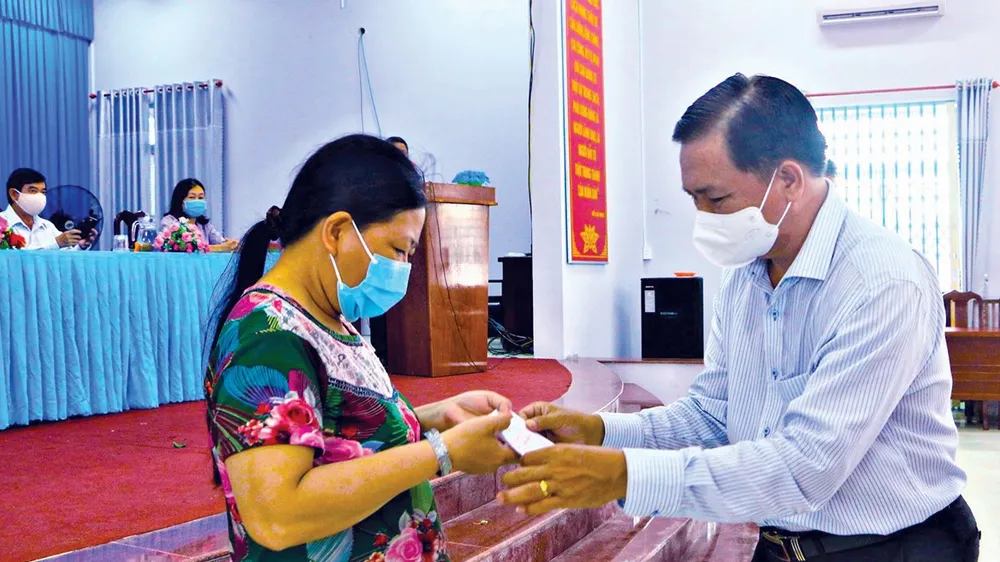 Ông Trần Văn Lâu, Chủ tịch UBND tỉnh, Chủ tịch Hội đồng Giám sát XSKT Sóc Trăng trao hỗ trợ cho người bán vé số dạo