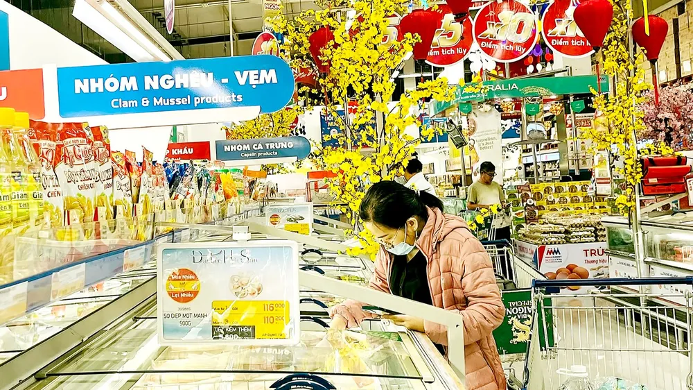 Khách chọn mua thực phẩm tại MM Mega Market quận 12 cuối tháng 12-2022