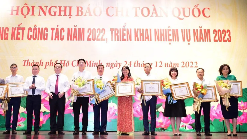Trao bằng khen cho đại diện các tập thể có thành tích xuất sắc trong công tác báo chí năm 2022. Ảnh: CTV