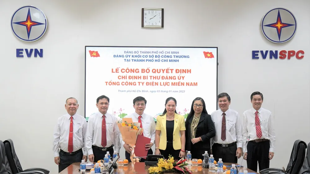Bà Lê Thị Hồng Nga - Bí thư Đảng ủy Khối Cơ sở Bộ Công thương tại TP Hồ Chí Minh trao Quyết định chỉ định Bí thư Đảng ủy Tổng công ty Điện lực miền Nam nhiệm kỳ 2020-2025 cho đồng chí Lê Văn Trang