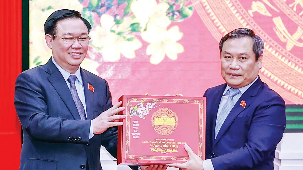 Chủ tịch Quốc hội Vương Đình Huệ tặng quà tết cho Ban Thường vụ Tỉnh ủy Quảng Bình. Ảnh: TTXVN