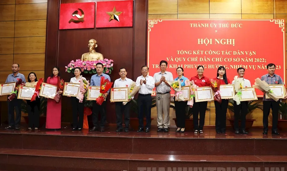Đồng chí Nguyễn Hữu Hiệp tặng giấy khen cho các tập thể. Ảnh: hcmcpv
