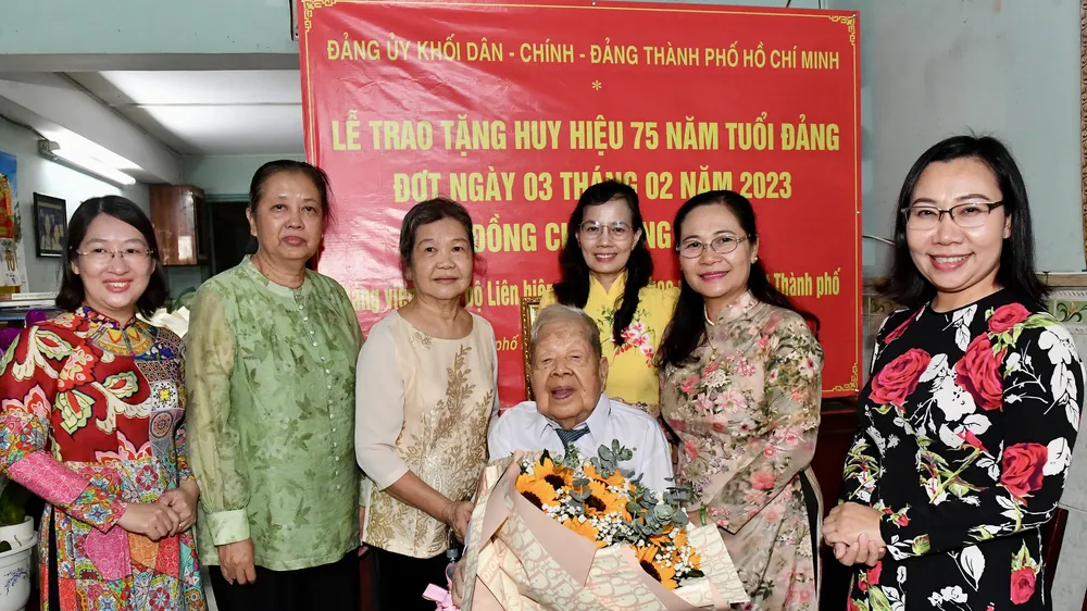 Chủ tịch HĐND TPHCM Nguyễn Thị Lệ cùng các đồng chí lãnh đạo Đảng ủy Khối Dân - Chính - Đảng, Hội Điện ảnh, gia đình chúc mừng đồng chí Dương Linh nhận huy hiệu 75 năm tuổi Đảng. Ảnh: VIỆT DŨNG