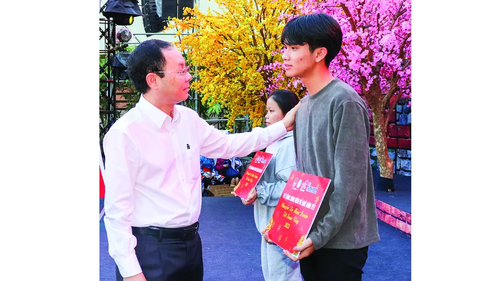 Phó Bí thư Thành ủy TPHCM Nguyễn Văn Hiếu thăm hỏi cuộc sống sinh viên chuẩn bị về quê. Ảnh: THÁI PHƯƠNG 