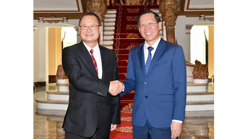 Đồng chí Phan Văn Mãi tiếp ông Jonathan Choi. Ảnh: VIỆT DŨNG