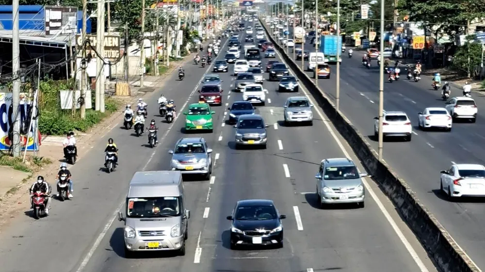 Ô tô nối đuôi nhau hướng về TP biển Vũng Tàu