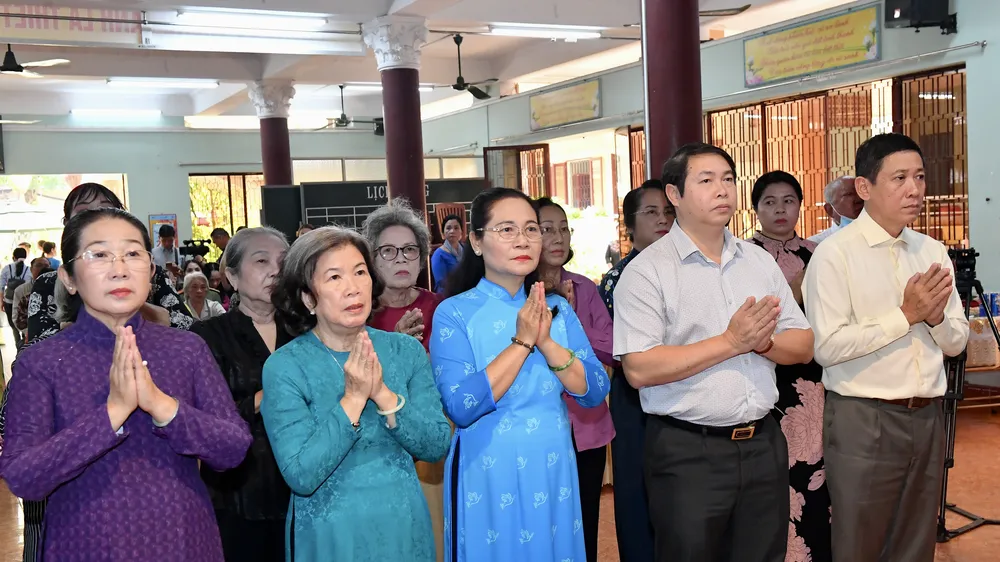 Chủ tịch HĐND TPHCM Nguyễn Thị Lệ dự Lễ tưởng niệm cán bộ, chiến sĩ Ban Phụ vận Sài Gòn-Gia Định đã hy sinh và từ trần. Ảnh: VIỆT DŨNG 