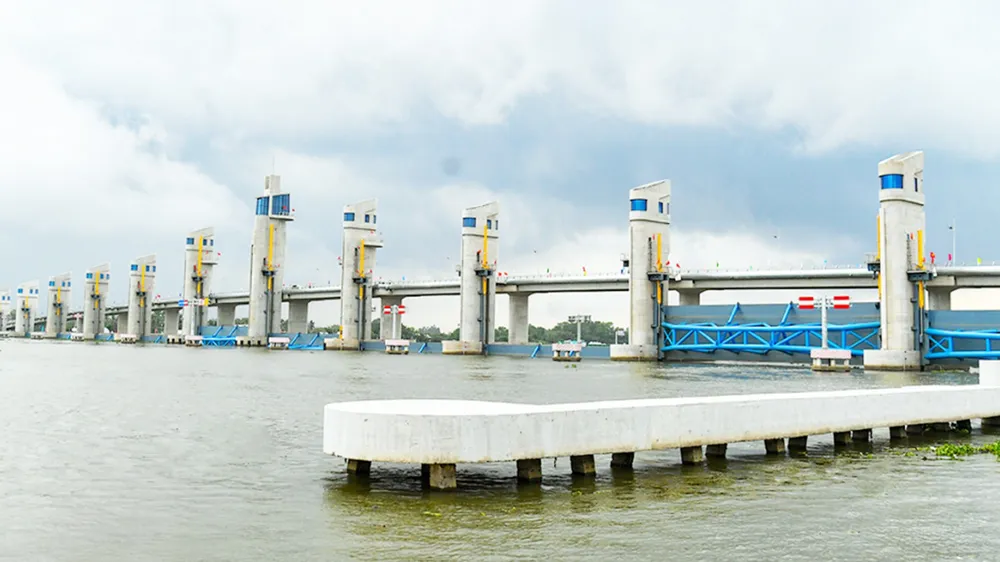 Hệ thống thủy lợi Cái Lớn - Cái Bé góp phần ngăn mặn xâm nhập từ biển Tây. Ảnh: QUỐC BÌNH 