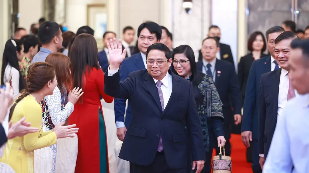 Thủ tướng Phạm Minh Chính và phu nhân gặp gỡ cán bộ, nhân viên các cơ quan đại diện và cộng đồng người Việt tại Singapore. Ảnh: TTXVN