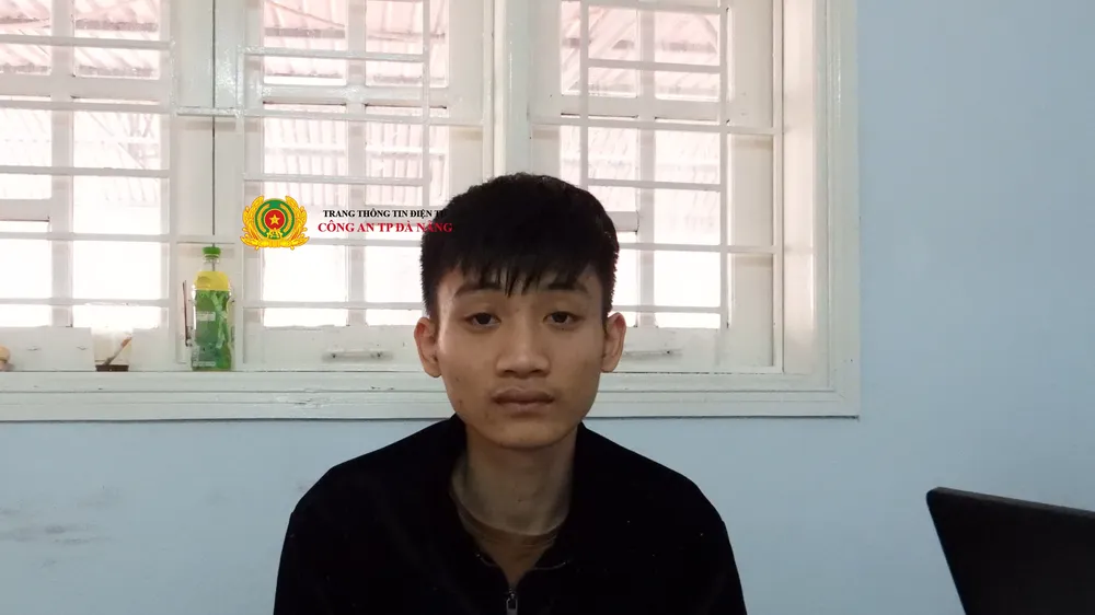Nguyễn Hồng Nam vừa được di lý từ TP Hà Nội về Đà Nẵng để phục vụ công tác điều tra. Ảnh: Công an Đà Nẵng