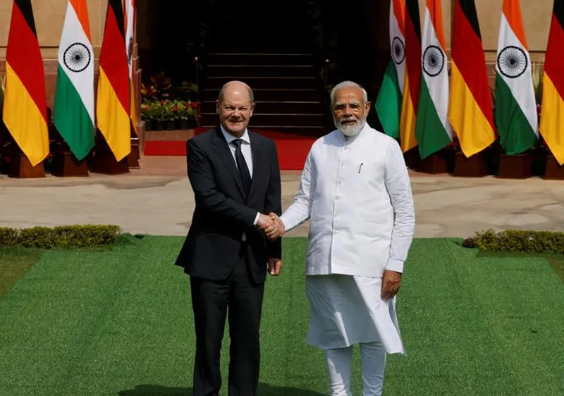 Thủ tướng Ấn Độ Narendra Modi (bên phải) và người đồng cấp Đức Olaf Scholz tại lễ đón ở New Delhi ngày 25-2. Ảnh: REUTERS 
