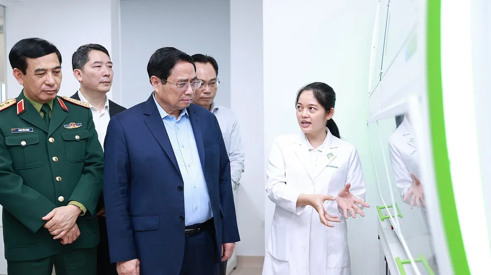 Thủ tướng Phạm Minh Chính thăm các đơn vị nghiên cứu, sản xuất trong Trung tâm Đổi mới sáng tạo Quốc gia. Ảnh: TTXVN
