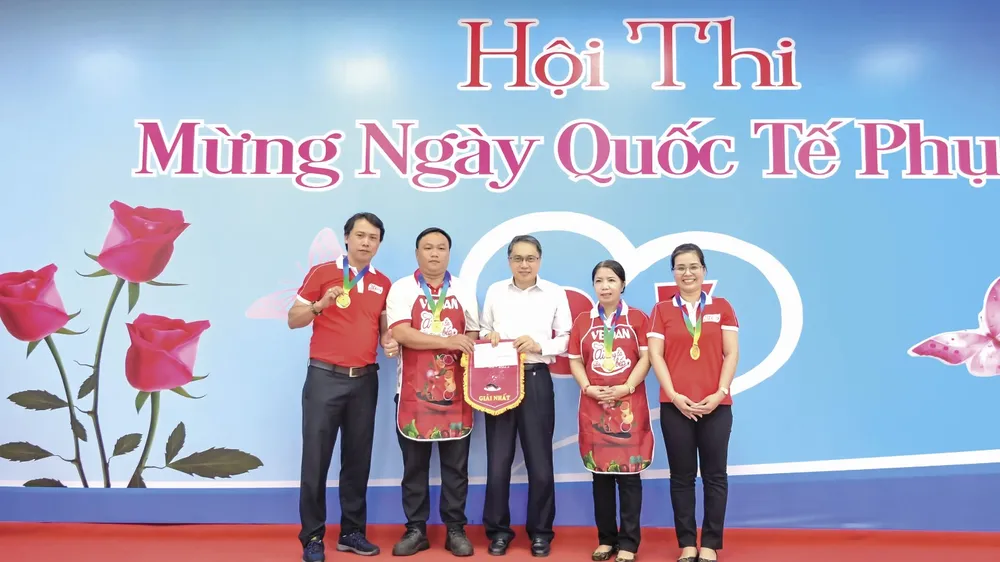Ông Ni Chih Hao - Tổng Giám đốc Công ty Vedan Việt Nam (áo trắng) trao thưởng cho đội đoạt giải nhất hội thi “Bữa cơm gia đình”