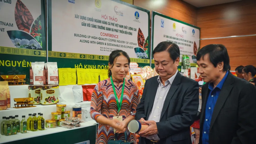 Bộ trưởng Bộ NN-PTNT Lê Minh Hoan tham quan các gian hàng trưng bày. Ảnh: Báo Đắk Lắk