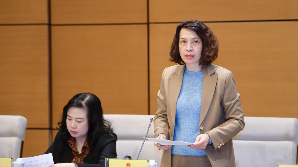 Thứ trưởng Bộ Y tế Nguyễn Thị Liên Hương báo cáo với đoàn giám sát về việc thực hiện chính sách, pháp luật về y tế cơ sở, y tế dự phòng. Ảnh: QUOCHOI.VN