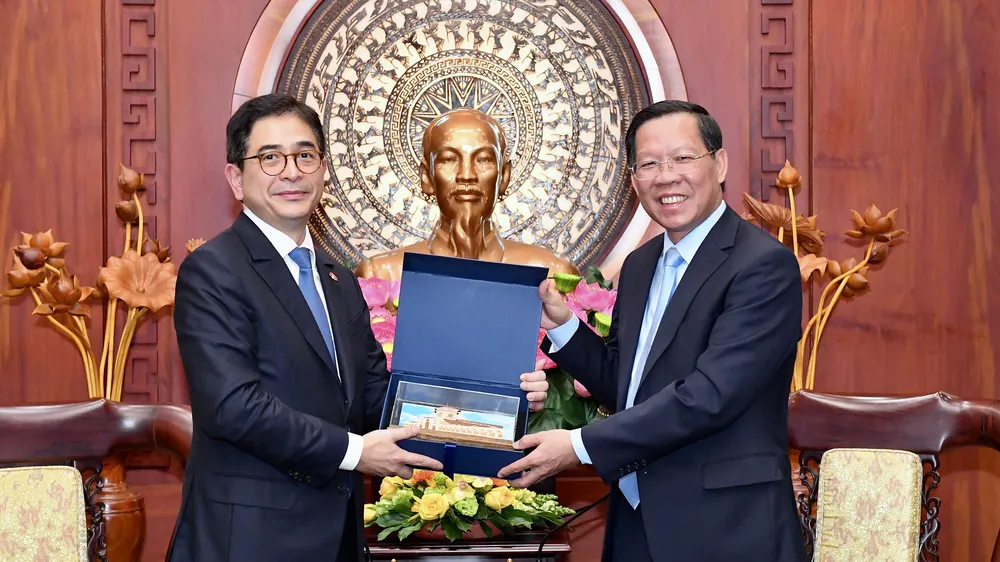 Chủ tịch UBND TPHCM Phan Văn Mãi tặng quà lưu niệm Chủ tịch Phòng Thương mại - Công nghiệp Indonesia Arsjad Rasjid. Ảnh: VIỆT DŨNG