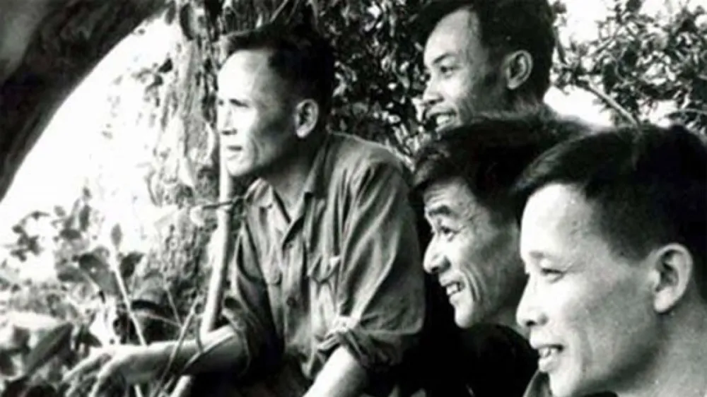 Tướng Chu Huy Mân (bìa trái) tại đài quan sát chiến dịch F2 tháng 6-1972. Ảnh: Tư liệu