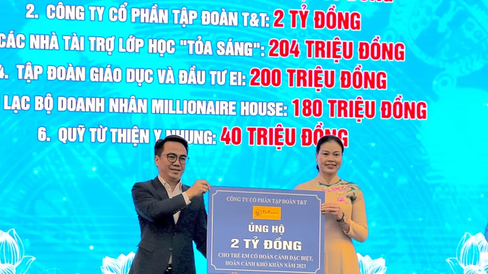 Đại diện lãnh đạo Tập đoàn T&T Group (trái) trao 2 tỷ đồng cho Trung tâm Công tác xã hội và Quỹ Bảo trợ trẻ em Hà Nội nhằm hỗ trợ trẻ em có hoàn cảnh đặc biệt, hoàn cảnh khó khăn. Ảnh: Hanoimoi