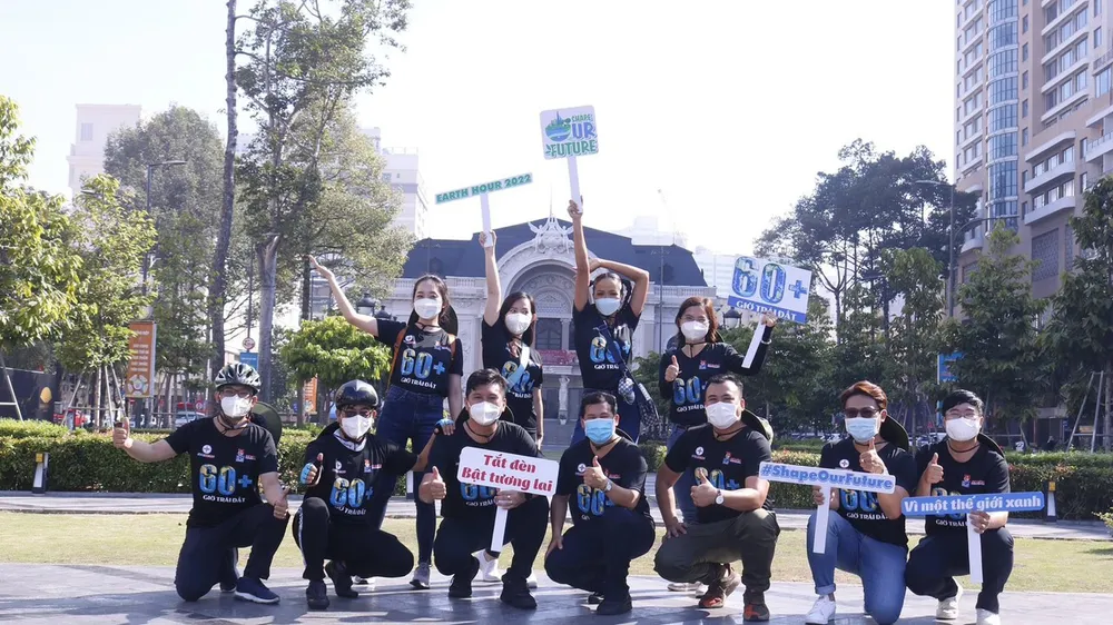 Hàng ngàn tình nguyện viên, người dân TPHCM hào hứng hưởng ứng các hoạt động Chiến dịch Giờ Trái đất. Ảnh: ÁI VÂN