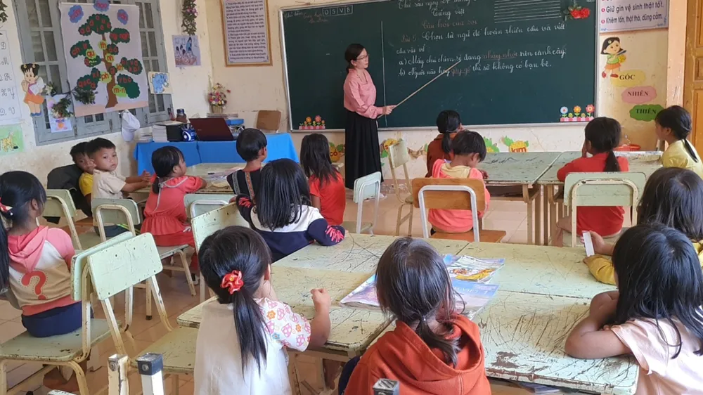 Dạy học ở Trường Tiểu học Đắk Hà (xã Đắk Hà, huyện Tu Mơ Rông, tỉnh Kon Tum). Ảnh: HỮU PHÚC
