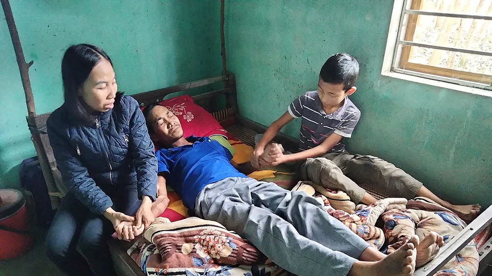 Do bệnh nặng kéo dài, uống nhiều loại thuốc đặc trị khiến cơ thể anh Điệp ngày càng gầy rộc, chủ yếu nằm trên giường