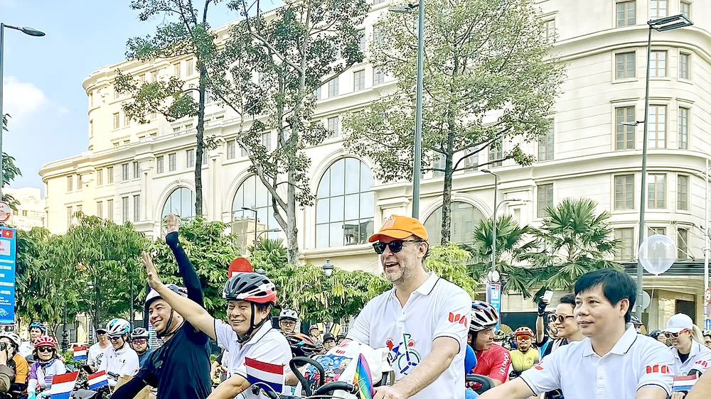 Chủ tịch Hội Hữu nghị Việt Nam - Hà Lan TPHCM Trần Trọng Dũng (thứ 2 từ trái sang) và Tổng Lãnh sự Hà Lan tại TPHCM Daniel Stork dẫn đầu đội hình đạp xe. Ảnh: THANH HẰNG